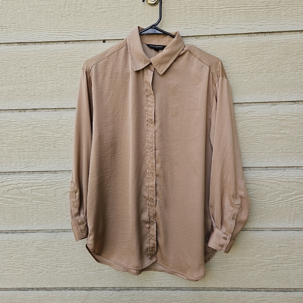 Banana Republic silky oversized shirt size XS in Afternoon Latte